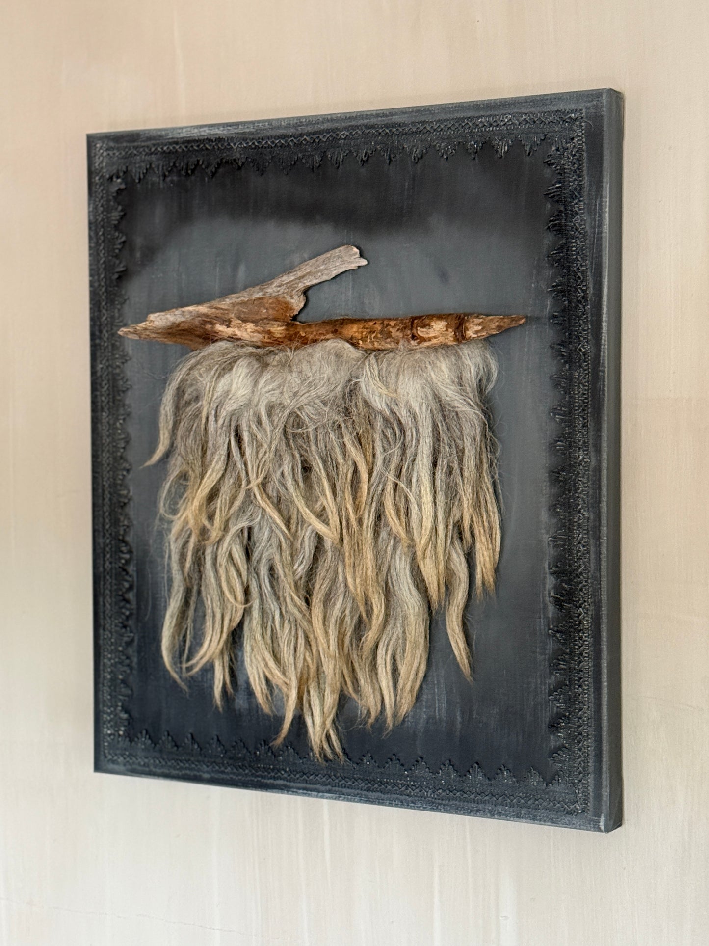 Wandpaneel met schapenvacht (LH2)