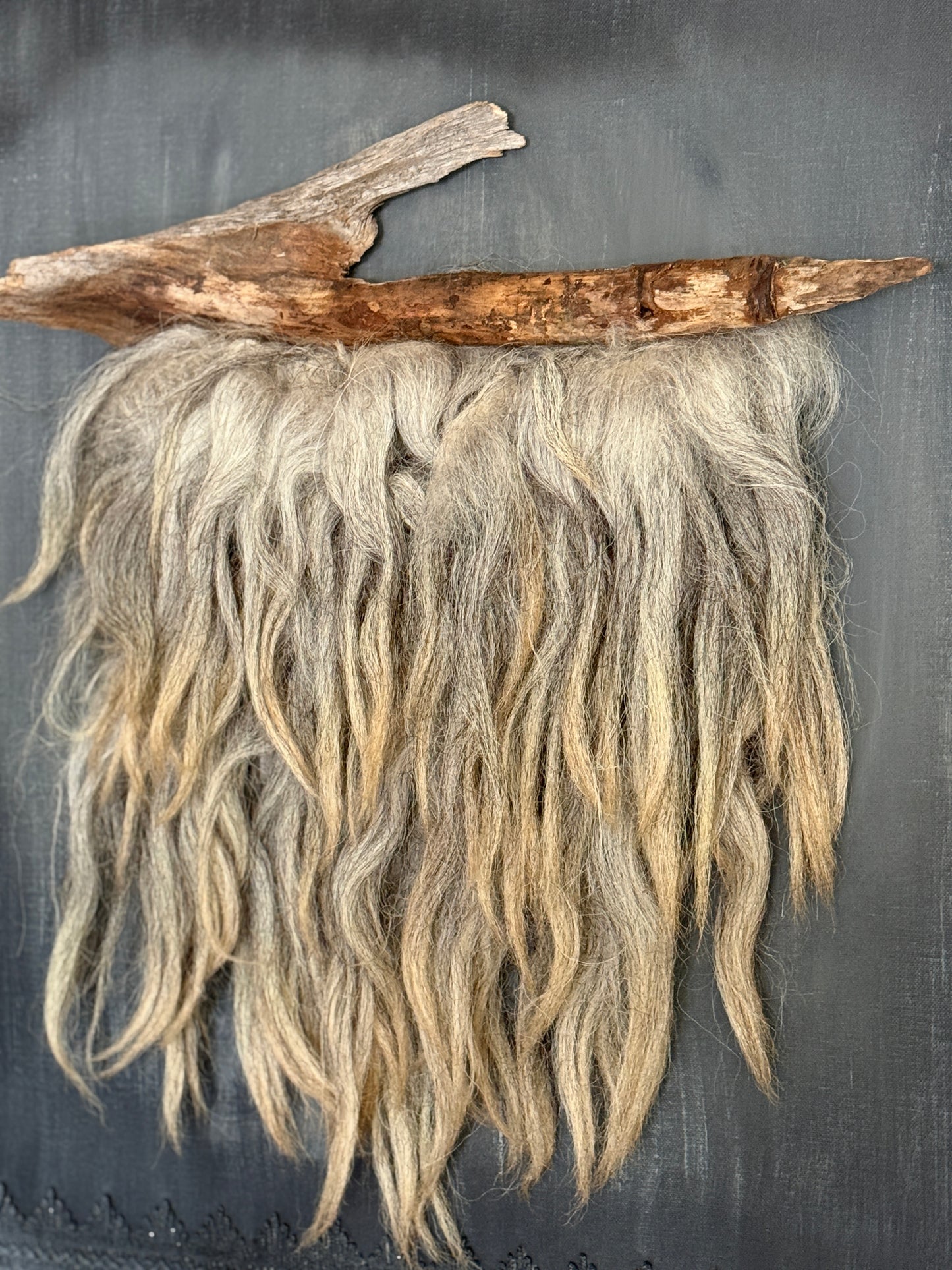 Wandpaneel met schapenvacht (LH2)