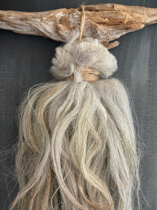 Wandpaneel met schapenvacht kwast (LH3)