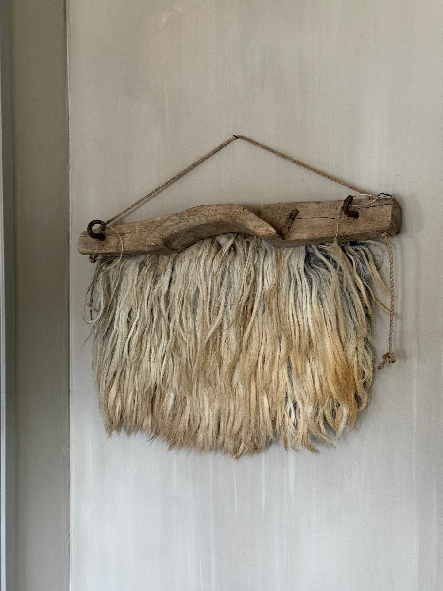 Schapenvacht aan oude juk (LH07)