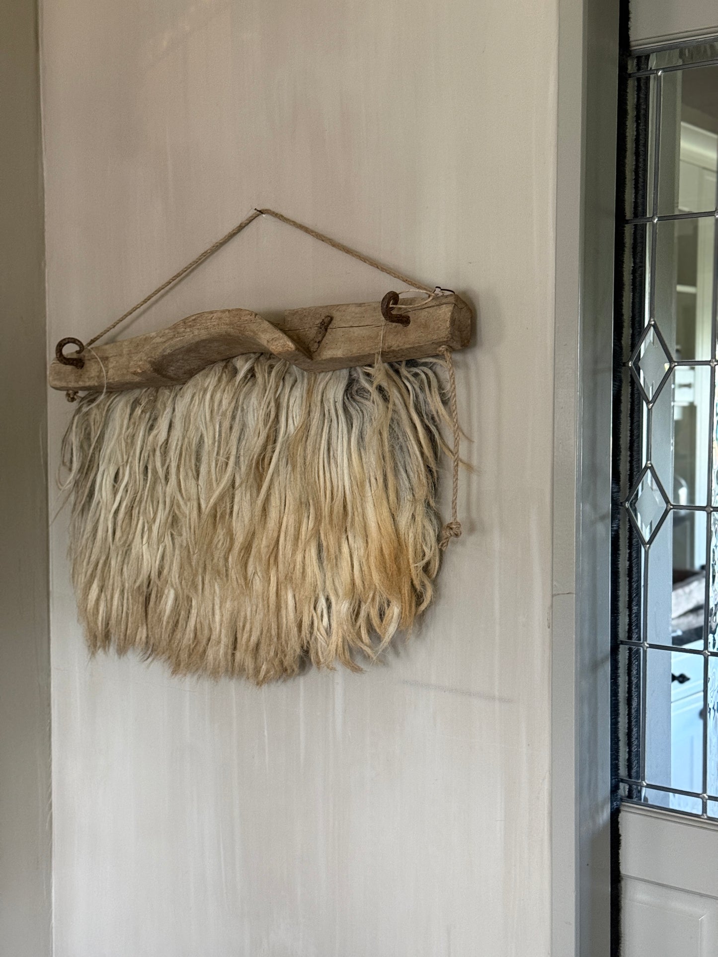 Schapenvacht aan oude juk (LH07)
