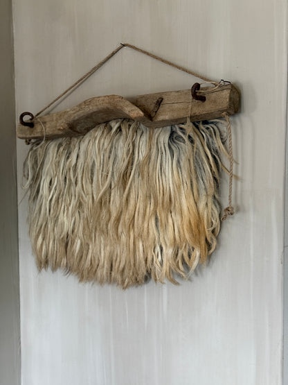 Schapenvacht aan oude juk (LH07)