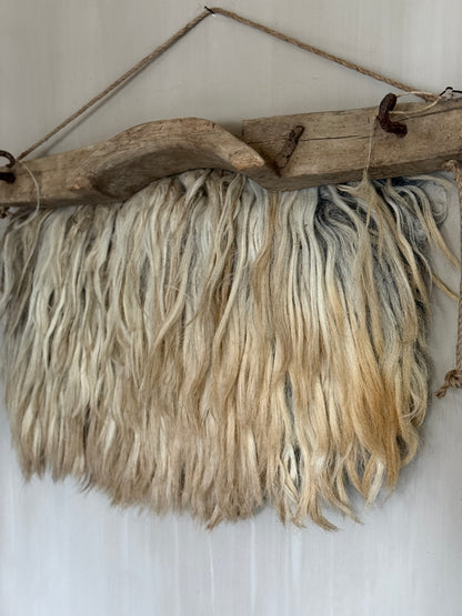 Schapenvacht aan oude juk (LH07)