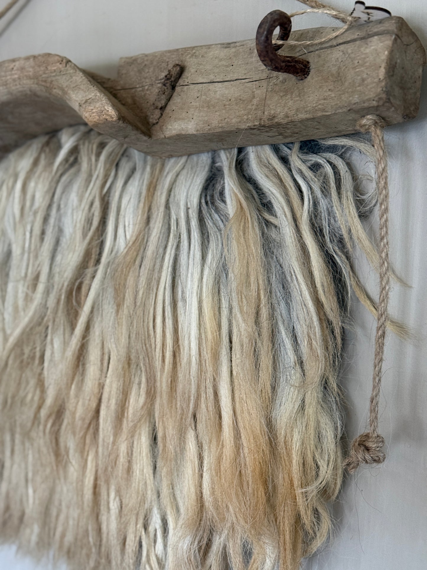 Schapenvacht aan oude juk (LH07)