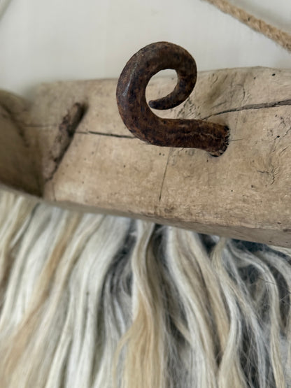 Schapenvacht aan oude juk (LH07)