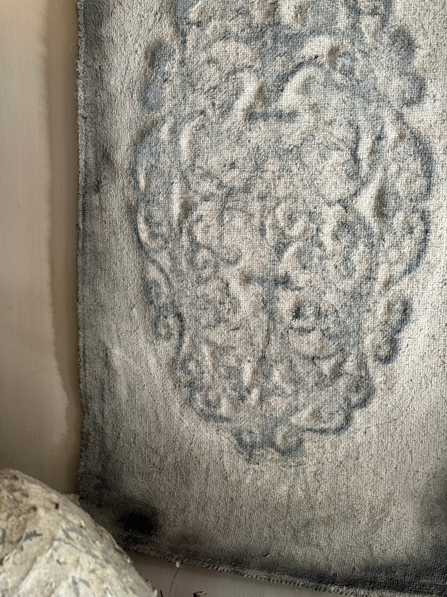 Limewash cloth with ornamental print (LHK02)