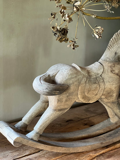 Antiek Oud Houten Schommelpaard van Aura Peeperkorn