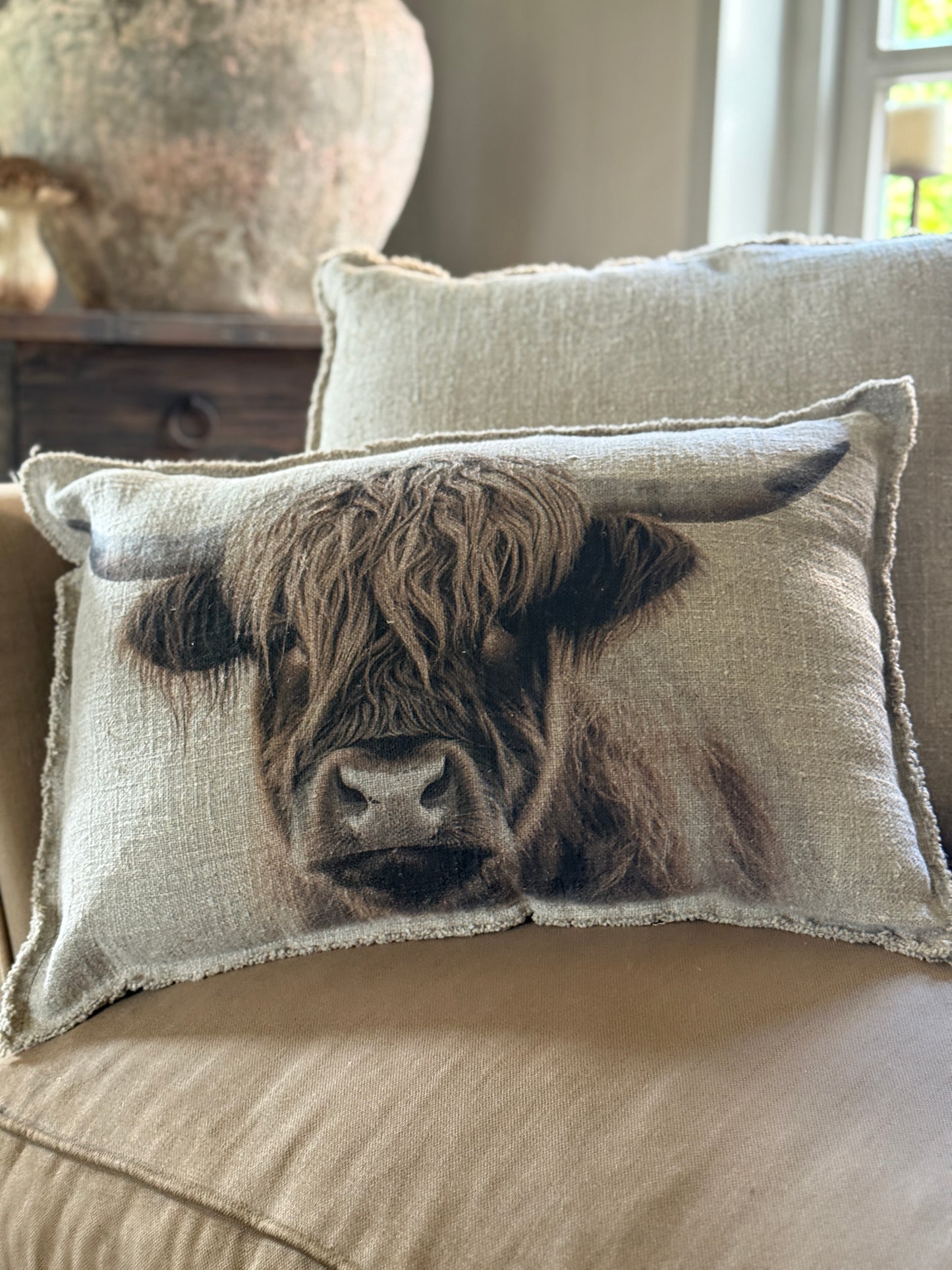 Shabby Scottish Highlander Cushion – 40x60 cm