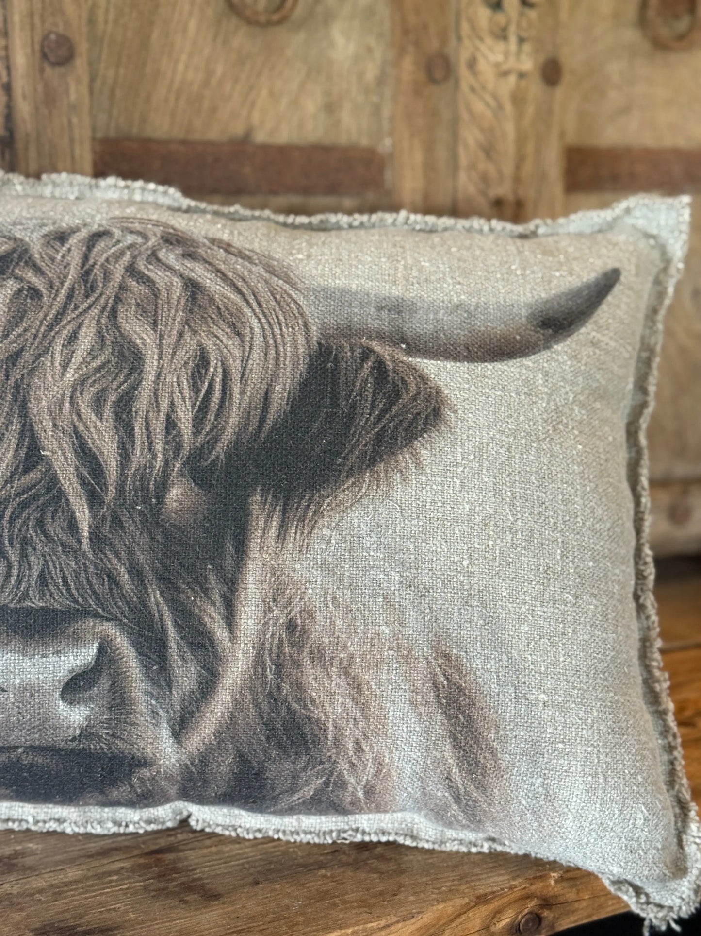 Shabby Scottish Highlander Cushion – 40x60 cm