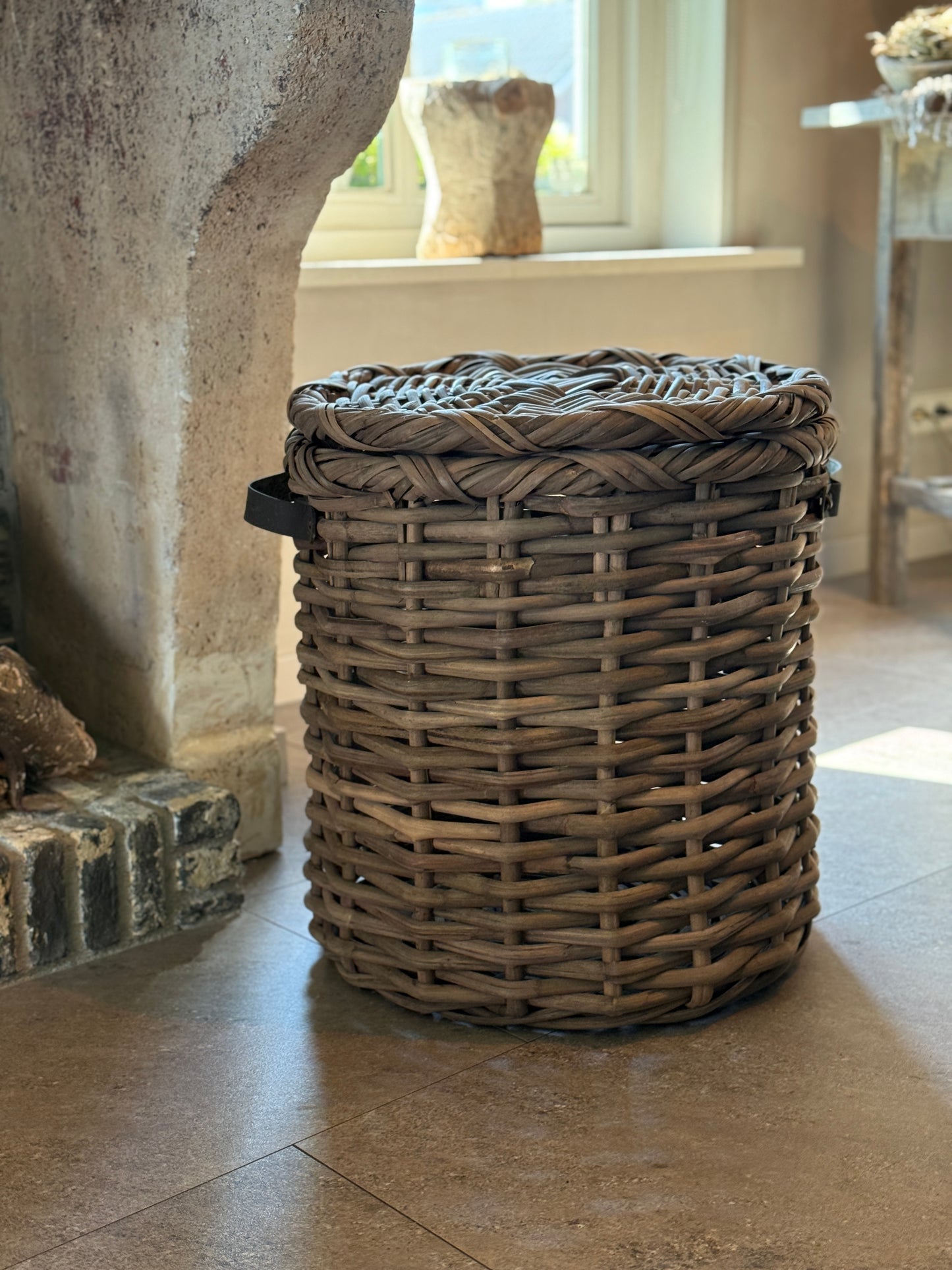 Rattan basket with lid and leather handles, available in 3 sizes - Be-Uniq
