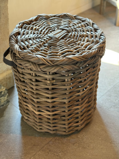 Rattan basket with lid and leather handles, available in 3 sizes - Be-Uniq
