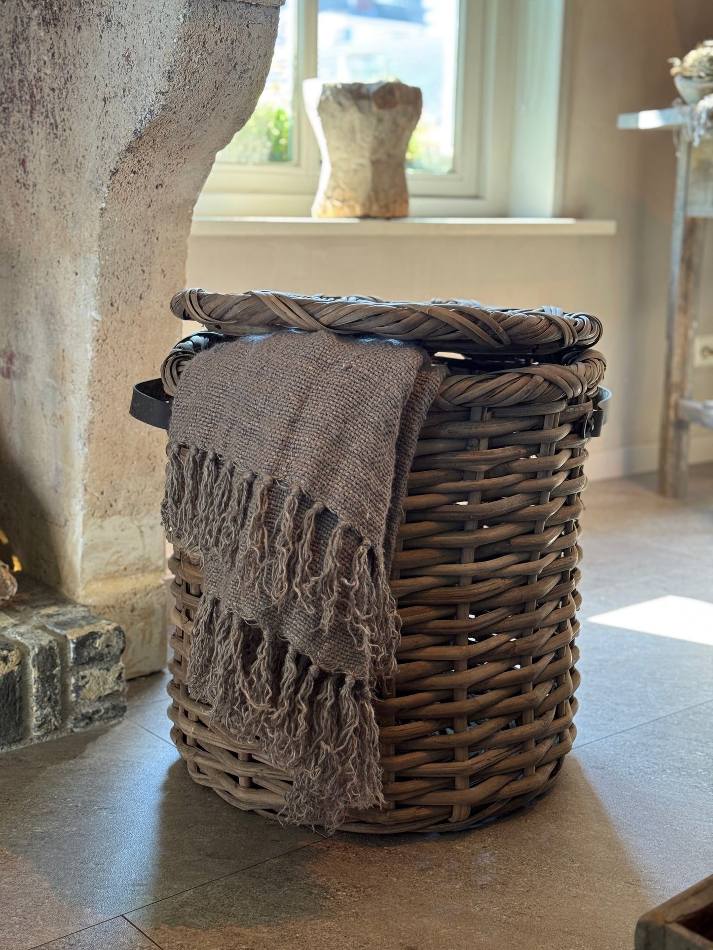 Rattan basket with lid and leather handles, available in 3 sizes - Be-Uniq