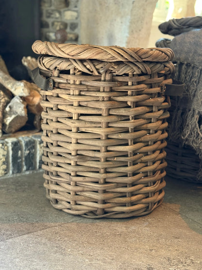 Rattan basket with lid and leather handles, available in 3 sizes - Be-Uniq