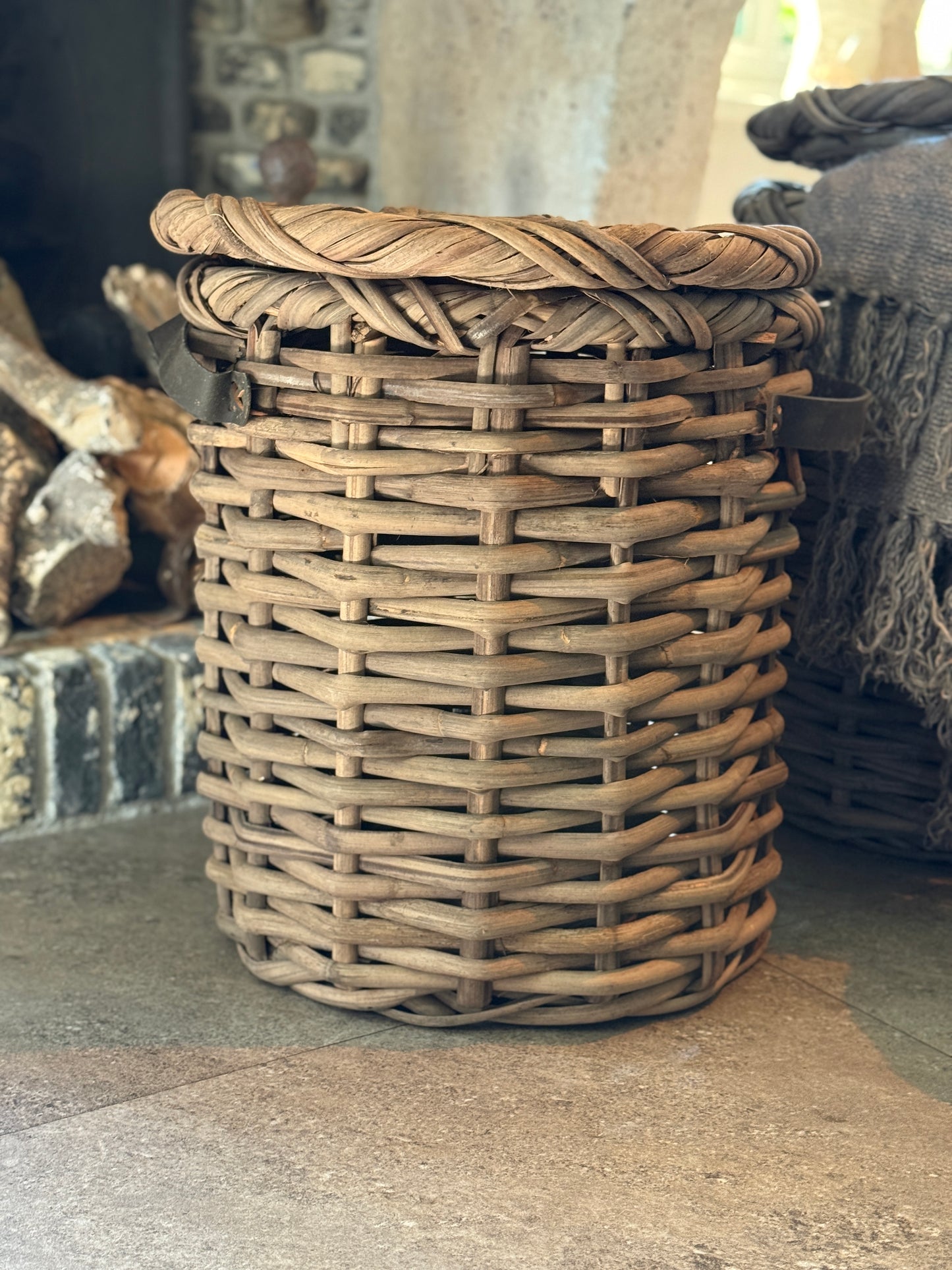 Rattan basket with lid and leather handles, available in 3 sizes - Be-Uniq