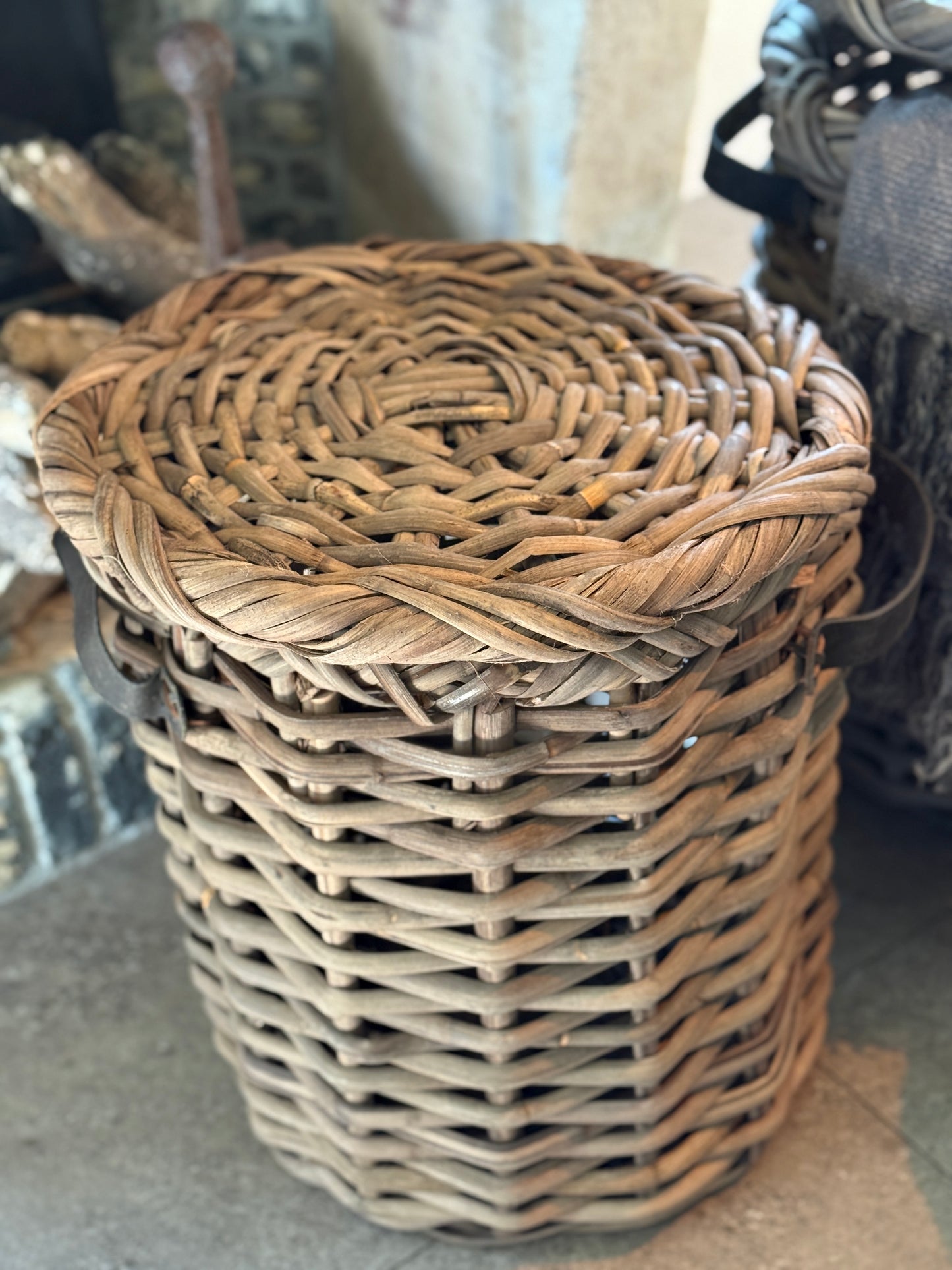 Rattan basket with lid and leather handles, available in 3 sizes - Be-Uniq