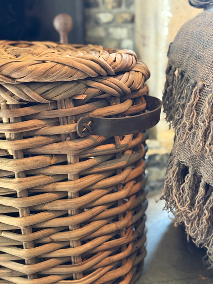 Rattan basket with lid and leather handles, available in 3 sizes - Be-Uniq