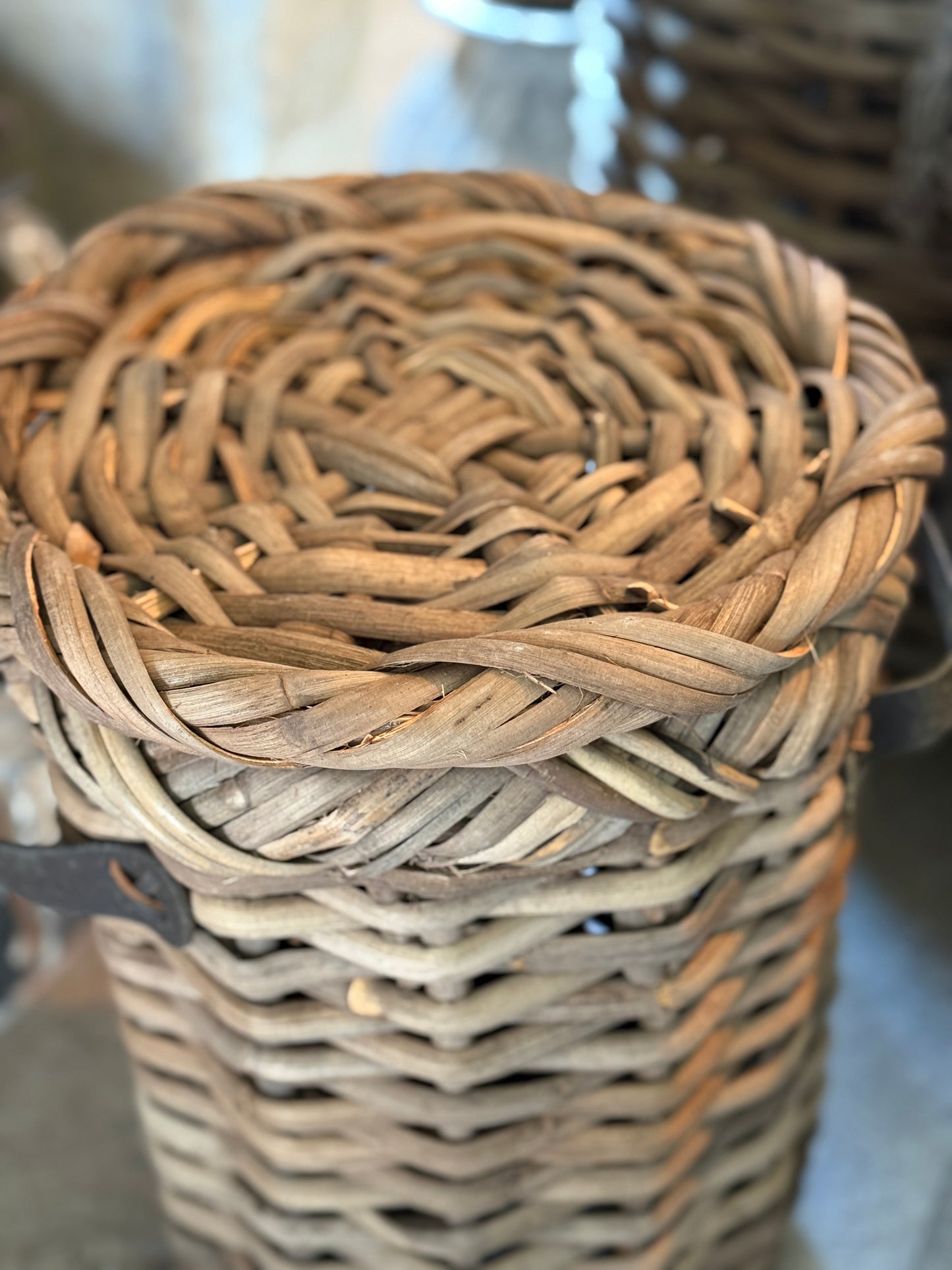 Rattan basket with lid and leather handles, available in 3 sizes - Be-Uniq