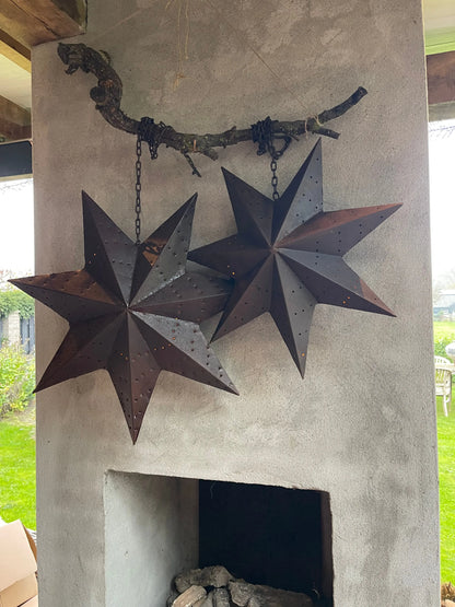 Rostfarbener Metallstern an einer stabilen Kette