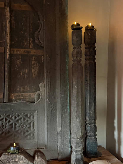 Oude hoge baluster kandelaar op metalen voet, Rechter op de afbeelding