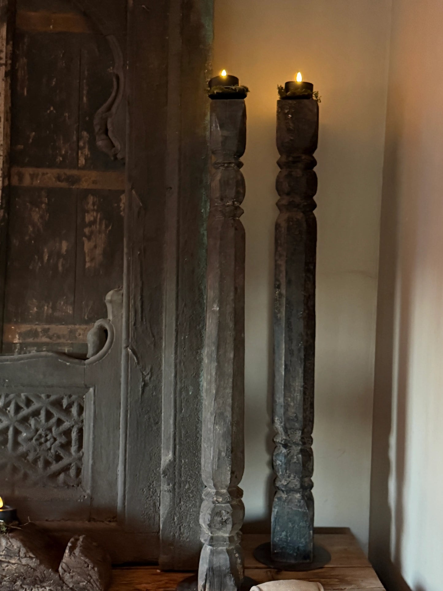 Oude hoge baluster kandelaar op metalen voet, Rechter op de afbeelding