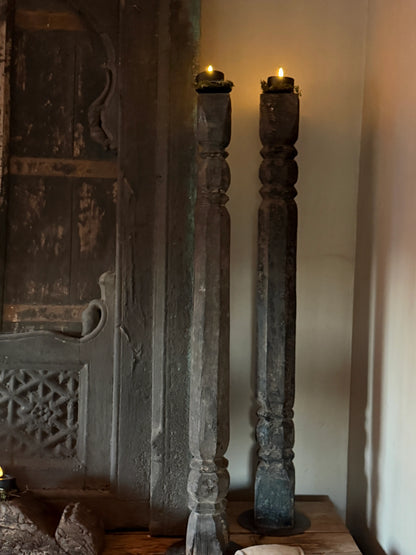 Oude hoge baluster kandelaar op metalen voet, Rechter op de afbeelding