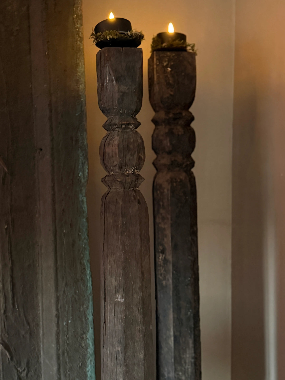Oude hoge baluster kandelaar op metalen voet, Rechter op de afbeelding