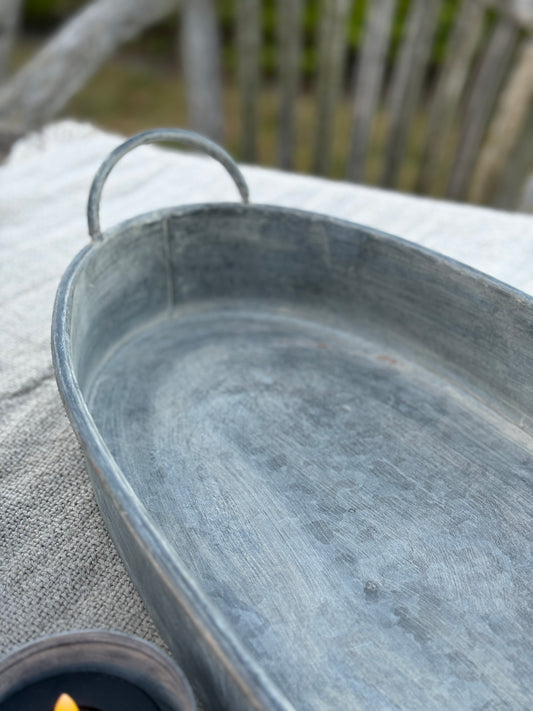 Ovaal dienblad van zink met handvaten