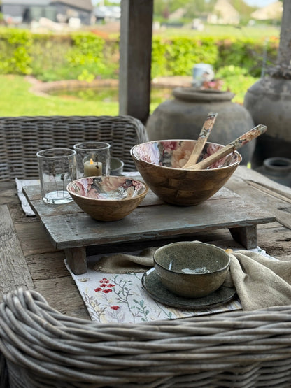 Platzset mit gestickten Wildblumen
