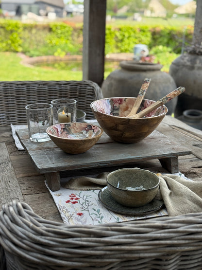 Placemat met geborduurde veldbloemen