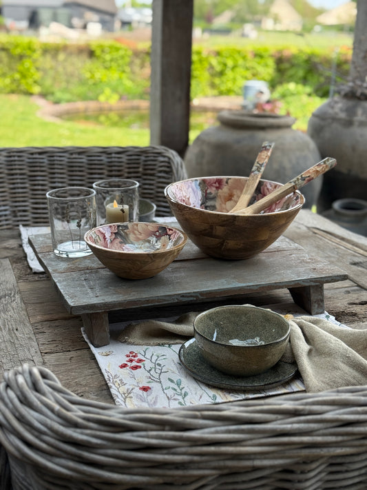 Placemat met geborduurde veldbloemen