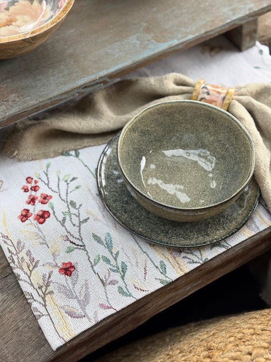 Placemat met geborduurde veldbloemen