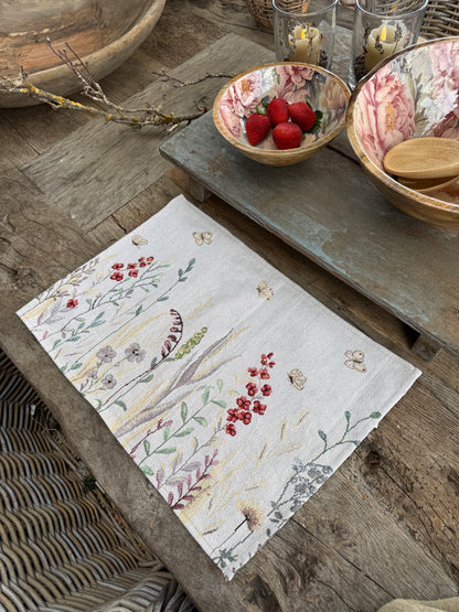 Placemat met geborduurde veldbloemen