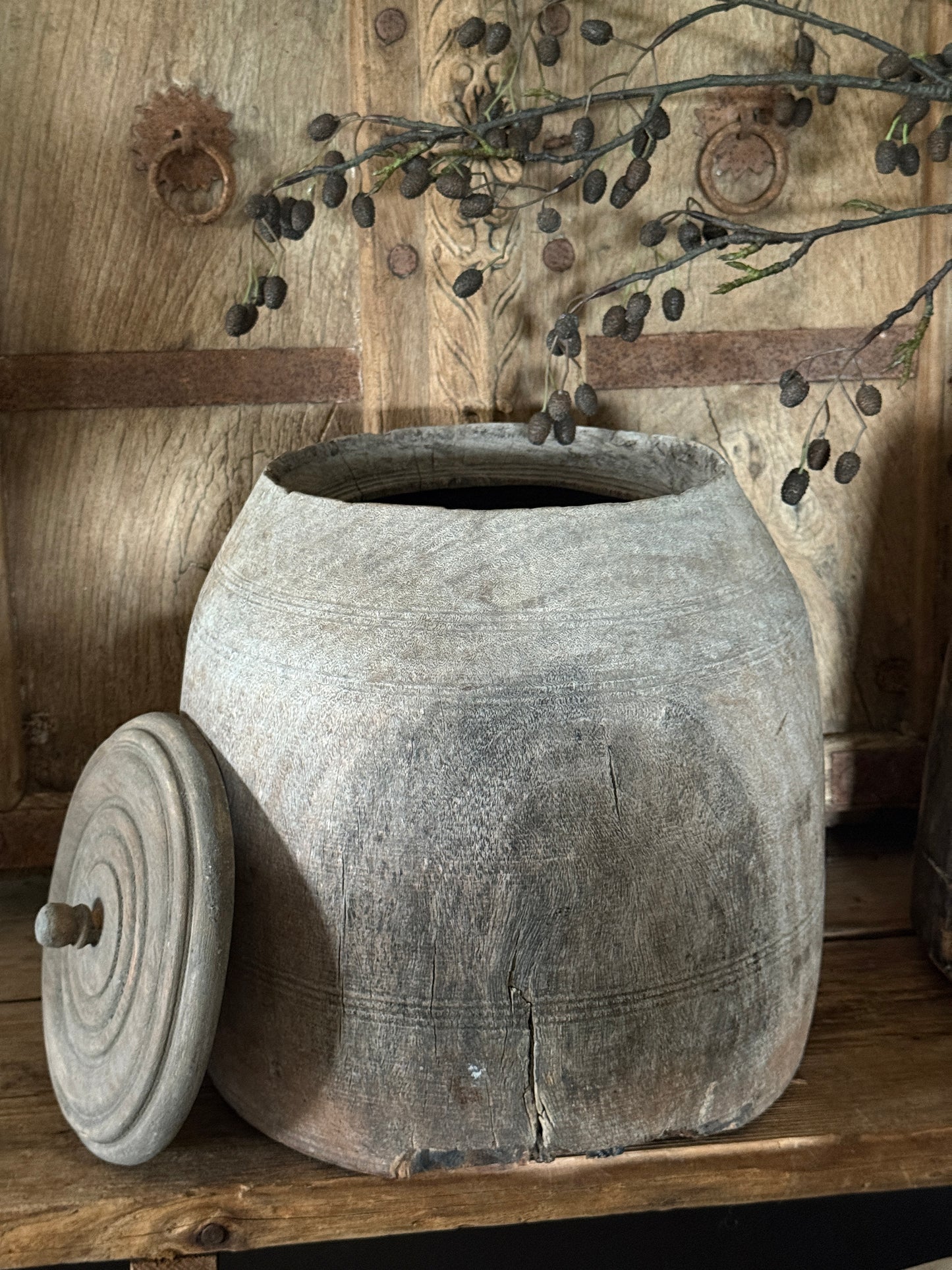 Großer nepalesischer Holztopf