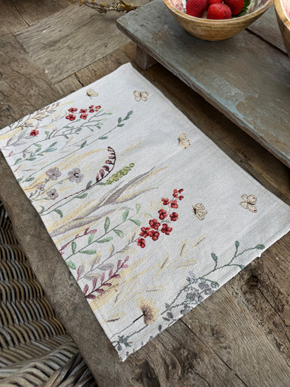 Placemat met geborduurde veldbloemen