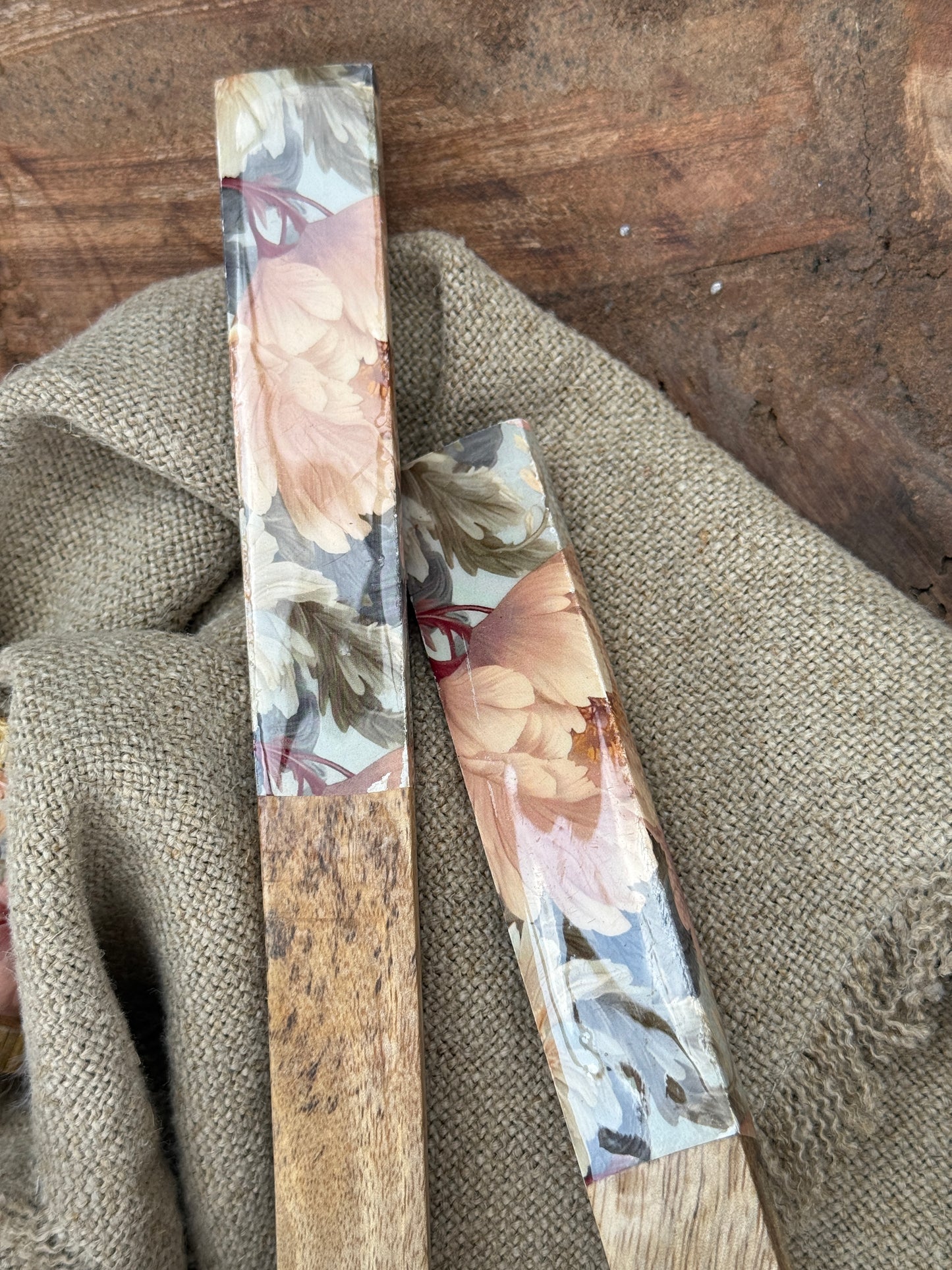 Saladebestek van hout met bloemenprint