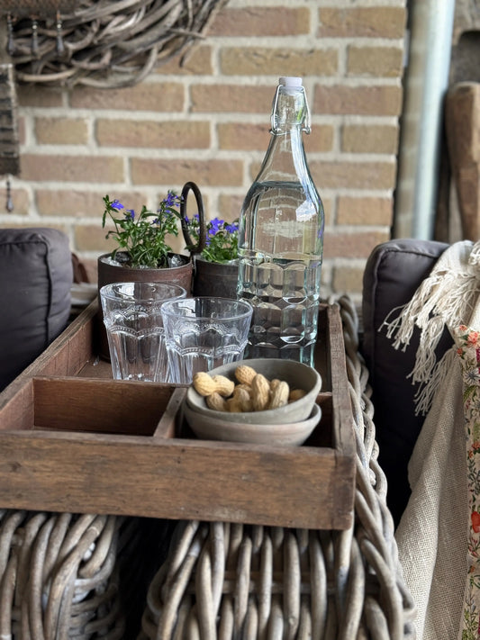 Water fles van bewerkt helder glas met beugel