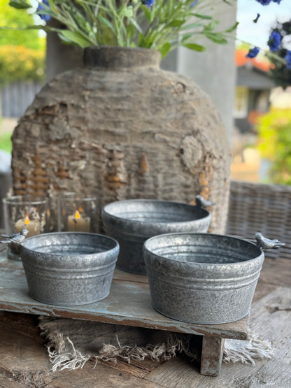 Metal flower pots with birds on the rim – set of 3 pieces