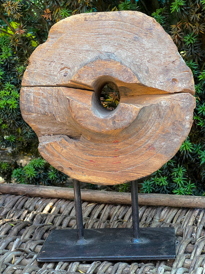 Wooden wheel on tripod (1)