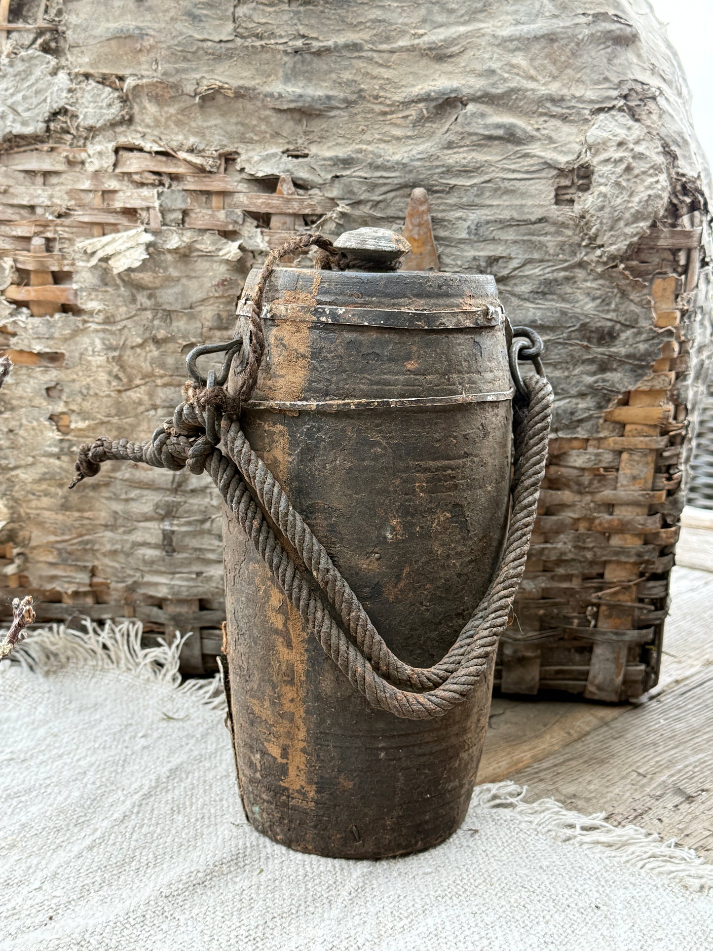 Oud Nepalese pot met deksel (C2)