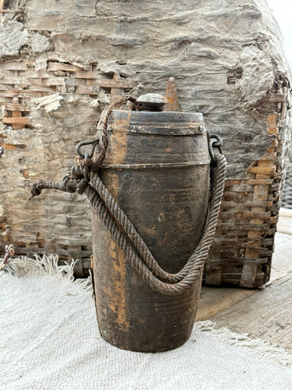 Oud Nepalese pot met deksel (C2)