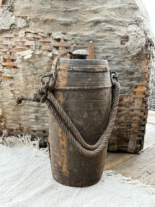 Oud Nepalese pot met deksel (C2)