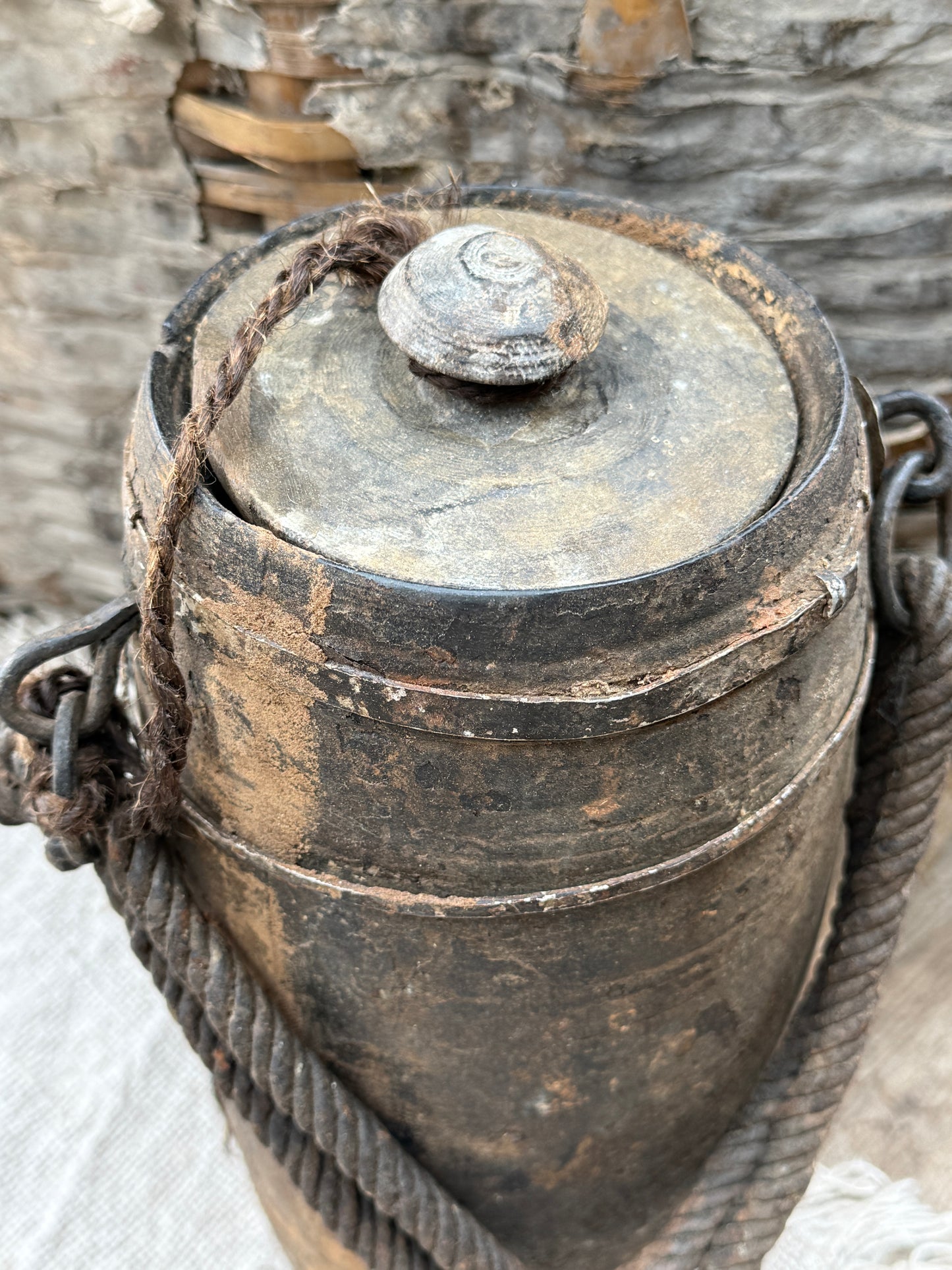 Oud Nepalese pot met deksel (C2)