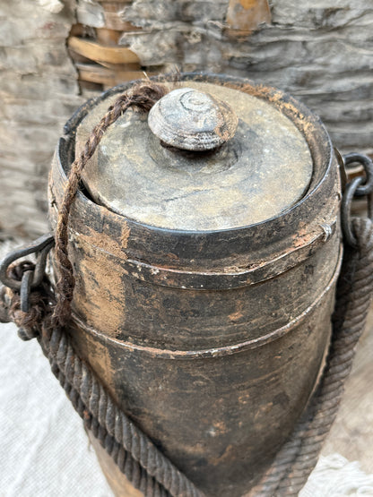 Oud Nepalese pot met deksel (C2)