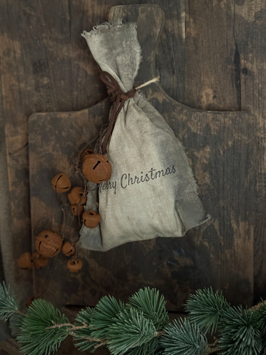 Dekorativer Weihnachtsbeutel mit Glöckchenzweig