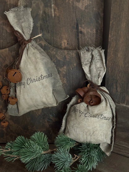 Dekorativer Weihnachtsbeutel mit Glöckchenzweig