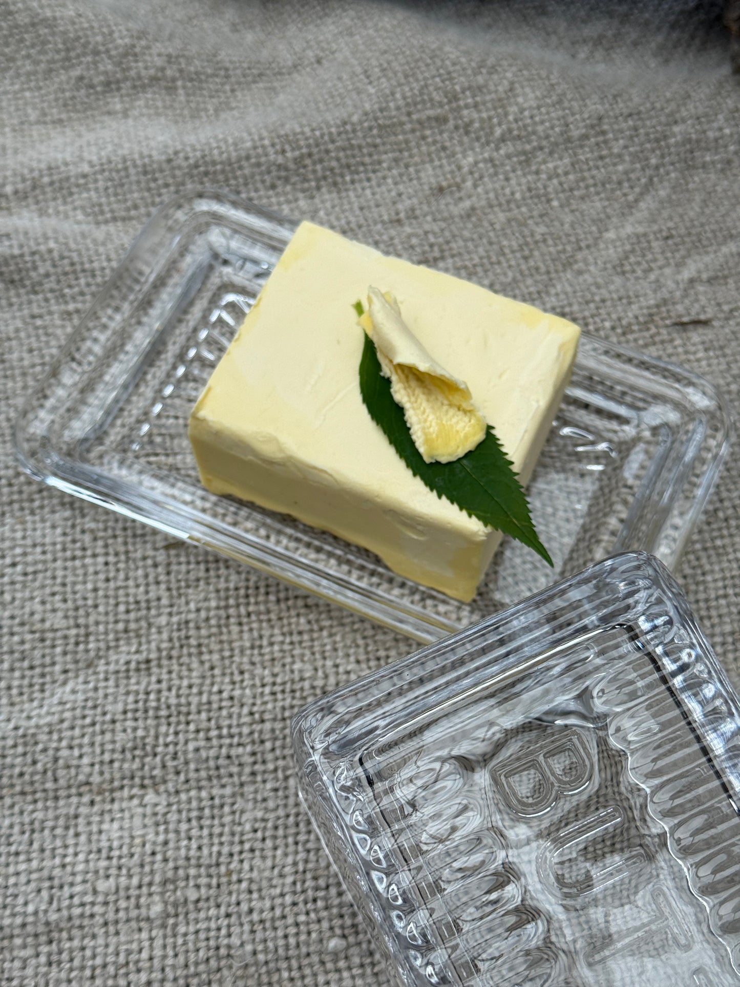 Botervloot van bewerkt glas – Butter