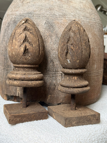 Hout ornament op voet, set van 2 stuks, Aura Peeperkorn (05A)