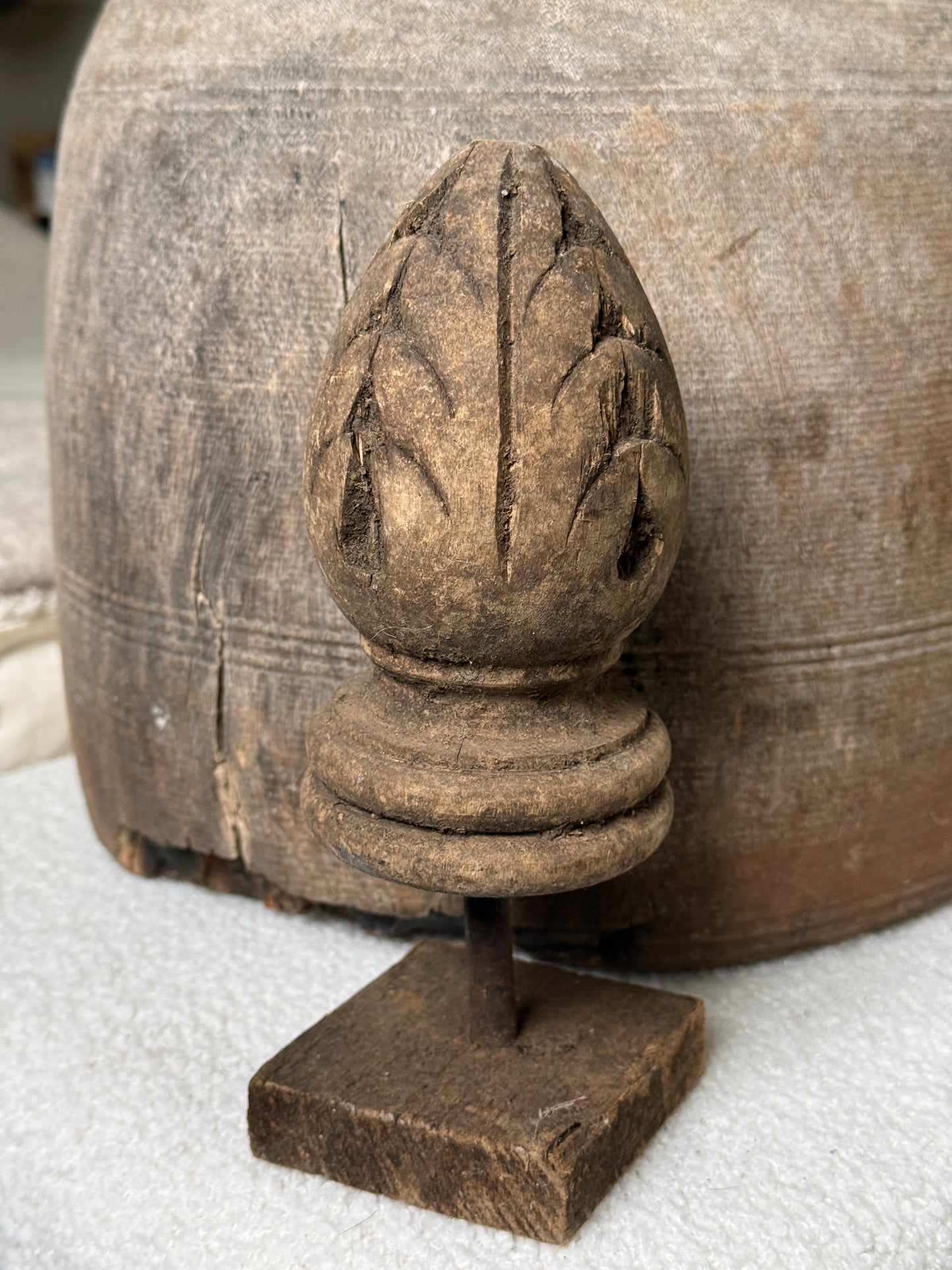 Hout ornament op voet, set van 2 stuks, Aura Peeperkorn (05A)