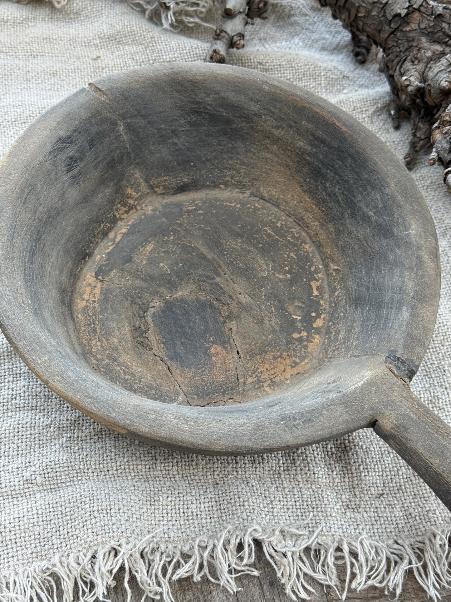 Weathered wooden bowl with a handle. (LH002)