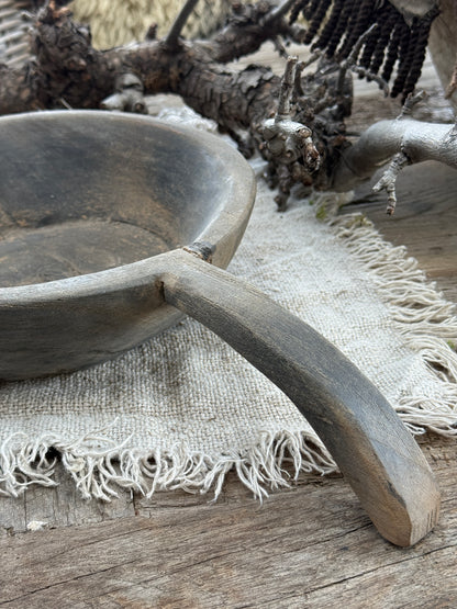 Weathered wooden bowl with a handle. (LH002)